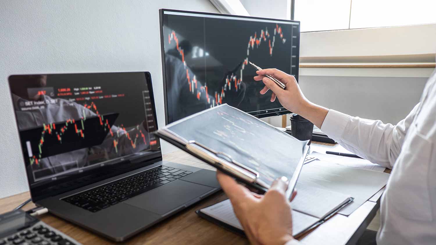 From Individuals to Institutions: Understanding Heterogeneous Market Participants  and the Forex Market Detach